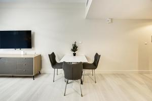 TV a/nebo společenská místnost v ubytování Cozy Studio in Arch Tower JLT