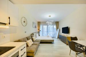 TV a/nebo společenská místnost v ubytování Cozy Studio in Arch Tower JLT