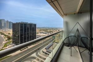 Balkón nebo terasa v ubytování Cozy Studio in Arch Tower JLT