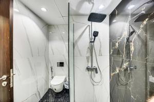 Koupelna v ubytování Cozy Studio in Arch Tower JLT