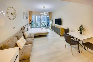 TV a/nebo společenská místnost v ubytování Cozy Studio in Arch Tower JLT