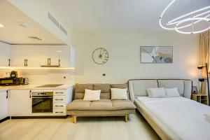 Posezení v ubytování Cozy Studio in Arch Tower JLT