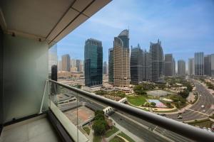 Nespecifikovaný výhled na destinaci Dubaj nebo výhled na město při pohledu z apartmánu