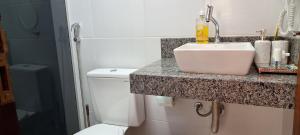 un bagno con lavandino e WC di Studio Aconchego Correntina a Correntina Altre 43 foto