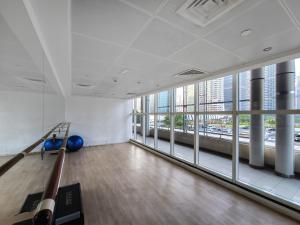 Fitness centrum a/nebo fitness zařízení v ubytování Cozy Studio in Arch Tower JLT