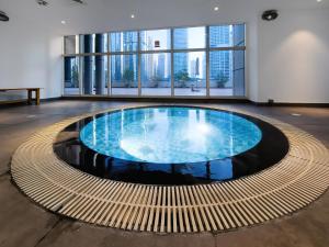 Bazén v ubytování Cozy Studio in Arch Tower JLT nebo v jeho okolí