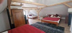 Un dormitorio con una cama y un sofá en una habitación. en Pilisca Holiday Home, en Dobîrlău