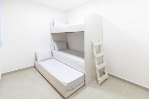 ein leerer weißer Kühlschrank mit einer Leiter in einem Zimmer in der Unterkunft Refúgio Tropical no San Martin - Destino BSM 203 A in Barra de São Miguel + 35 Fotos