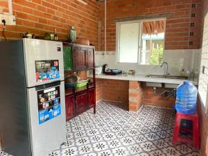 Tây NinhにあるTy Phu Miet Vuon Homestay - Entire Bungalowのレンガの壁、キッチン(冷蔵庫付)