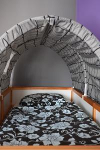 Cama en habitación con marco de cama en Tatry View Apartment, Free Parking, en Liptovský Mikuláš