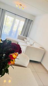 佛维斯Apartment in Fourways的一间配有沙发和一张花瓶桌子的房间