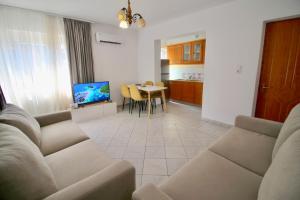 TV/trung tâm giải trí tại Center apartment Saranda