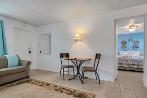 Photo de la galerie de l'établissement Tropic Terrace #19 - Beachfront Resort Suite, à St. Pete Beach