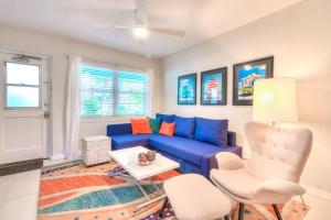 ein Wohnzimmer mit einem blauen Sofa und einem Tisch in der Unterkunft Tropic Terrace #21 - Beachfront Rental in St Pete Beach
