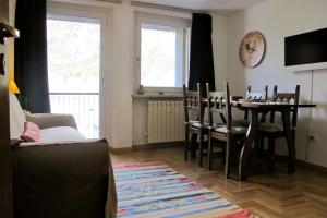 un salon avec une table et des chaises de salle à manger dans l'établissement Trilocale T335 soleggiato, à Breuil-Cervinia 11 autres photos