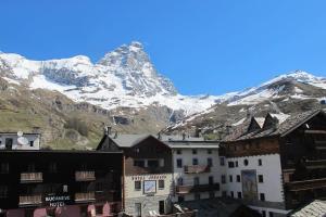- une vue sur la montagne depuis une ville située dans les montagnes dans l'établissement Trilocale T335 soleggiato, à Breuil-Cervinia