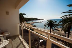 Cette chambre dispose d'un balcon avec vue sur la plage. dans l'établissement Hotel Ses Figueres, à Talamanca