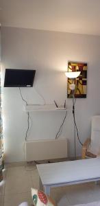 a room with a white wall with a desk and a lamp at Soldeu Paradis Tarter Baix in El Tarter