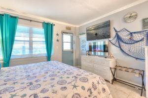Postel nebo postele na pokoji v ubytování Tropic Terrace Suite #10 - Beachfront Resort + 27 fotografií
