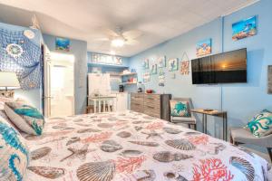 Et tv og/eller underholdning på Tropic Terrace Suite #11 - Beachfront Resort