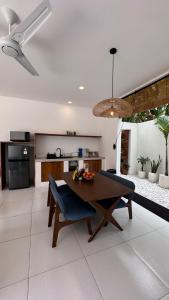 Una sala de estar con una mesa y una cocina. en Swaha at Canggu Villa 1, en Canggu