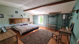 une chambre avec un lit, une table et une fenêtre dans l'établissement La Maison du Bord du Lac, à La Chevrolière