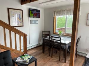 une salle à manger avec une table et des chaises dans l'établissement Peaceful Acres Cabin 3 - Soldotna, AK, à Kasilof