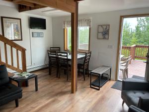 un salon avec une table et des chaises dans l'établissement Peaceful Acres Cabin 3 - Soldotna, AK, à Kasilof