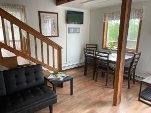 un salon avec une table et une salle à manger dans l'établissement Peaceful Acres Cabin 3 - Soldotna, AK, à Kasilof