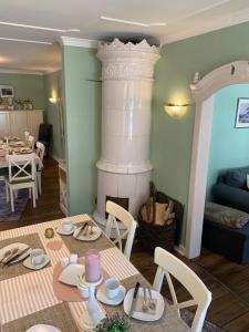 石勒苏益格Hotel Bed & Breakfast am Dom的有桌子和柱子的客厅