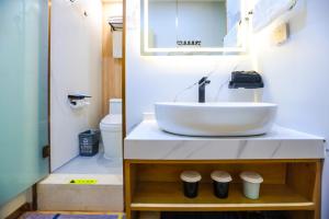 Koupelna v ubytování Zhong An Hotel Beijing Former Residence of Journalist Edgar Snow -Free laundry service,Free freshly ground coffee,Provide tourism and ticketing service ,English service ,Near Tian'AnMen Forbidden City,Wangfujing walking street