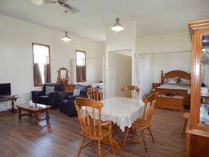 ein Wohnzimmer mit Tisch und Stühlen und einer Couch in der Unterkunft Old Schooling Summer Cottage in OʼLeary