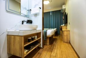 Postel nebo postele na pokoji v ubytování Zhong An Hotel Beijing Former Residence of Journalist Edgar Snow -Free laundry service,Free freshly ground coffee,Provide tourism and ticketing service ,English service ,Near Tian'AnMen Forbidden City,Wangfujing walking street