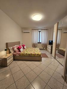 a bedroom with a bed with pink pillows on it at Sveva Haven Malpensa in Case Nuove