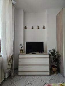 a living room with a tv on a dresser at Sveva Haven Malpensa in Case Nuove +20 photos