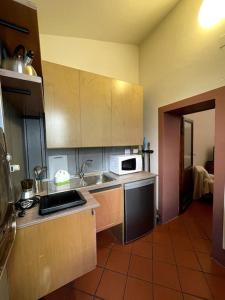 a kitchen with a sink and a microwave at Appartamento Bilocale in Riolo Terme
