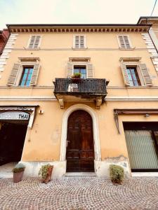 a building with a balcony on top of a door at Appartamento Bilocale in Riolo Terme