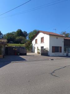 a white house on the side of a street at Les Demoiselles du Lac in Braucourt