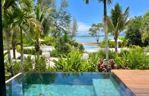 ein Resort mit Swimmingpool und Strand in der Unterkunft Cape Pakarang Wow Wild Wellness Escapes in Khao Lak