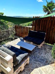 un patio con 2 divani e un'amaca di Casa Villanova ROMANCE a Sečovlje