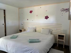 NernierLa villa Émeraude的一张白色的床，上面放着两个枕头