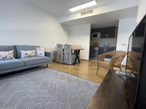 a living room with a couch and a kitchen at L'apartament de Carol in Deltebre