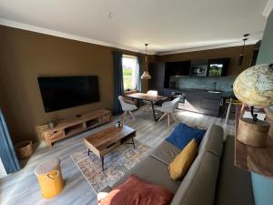 TV a/nebo společenská místnost v ubytování Przytulny apartament