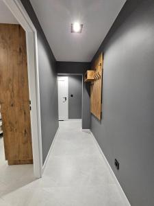 a hallway of a house with a door and a hallway at Apartament z Klimatyzacja in Radom