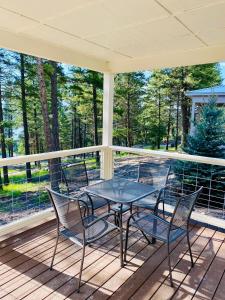 Balkoni atau teres di Elk Ridge Village 301B Cozy Cabin with views of Flathead Lake
