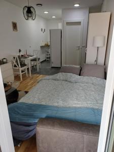 A bed or beds in a room at Amazing apartment