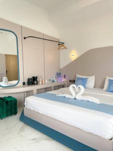 Un dormitorio con una cama grande y un espejo. en Honeymoon Private Pool Villa - Fulton Avalon, en Ngaglik