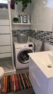 ein Badezimmer mit Waschmaschine und Waschbecken in der Unterkunft La Casa Chica in La Cala de Mijas