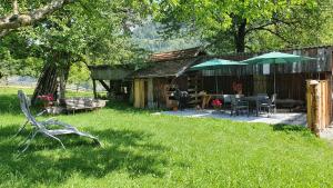 una casa con una mesa y sillas en el césped en Neufangbauer, Familie Sabine und Peter Hauser, en Dorfgastein