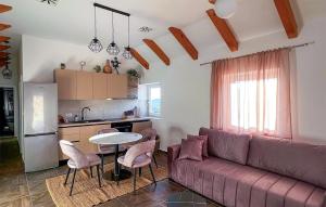 Dapur atau dapur kecil di Beautiful Home In Skradin With Kitchen